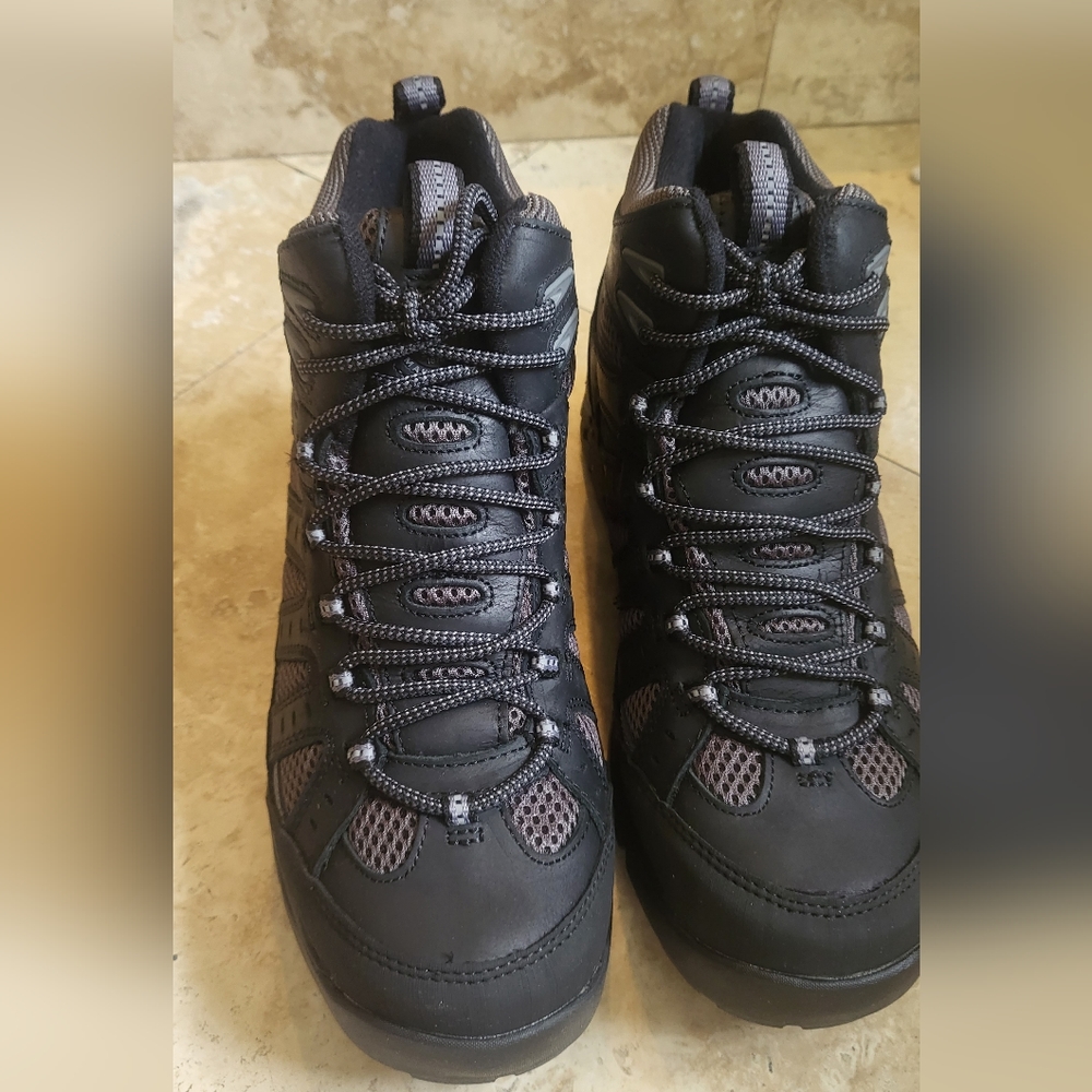 G.H.Bass hicking boots size 9 1/5 black and gray.